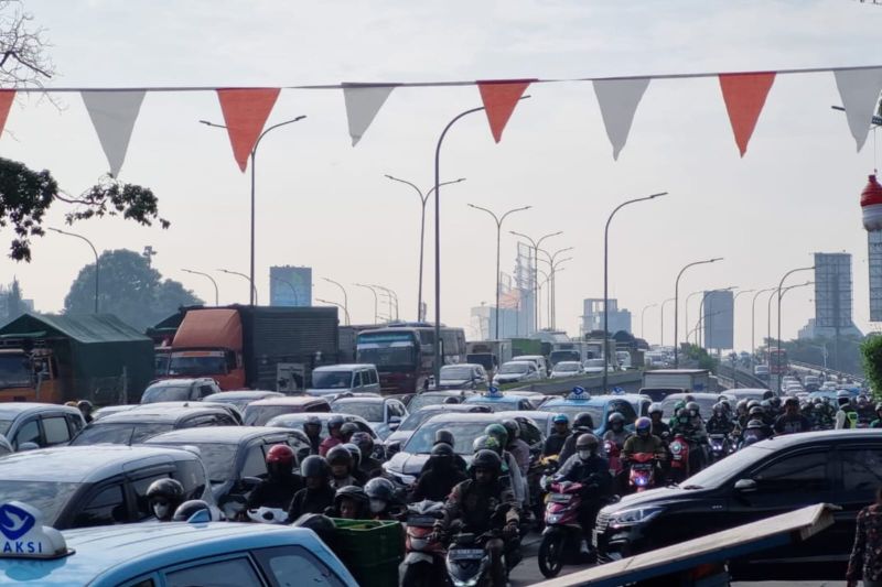 Petugas Gabungan Atur Lalu Lintas untuk Atasi Kemacetan di TB Simatupang