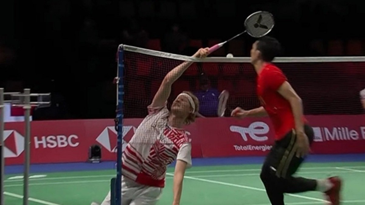 Anders Antonsen Tabrak Net Karena Terlalu Fokus pada Jonatan
