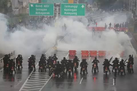 Membaca Kode Keras 15 Detik Saat Kerusuhan Jakarta