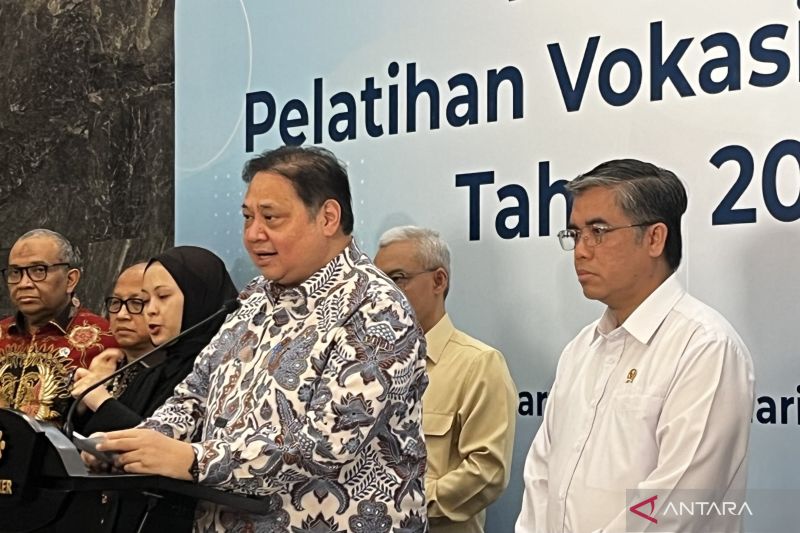 Airlangga Jelaskan Pengaturan PKWT dan Outsourcing dalam UU Baru