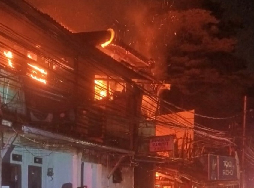 Kebakaran Melanda Jalan Bangka, Rumah dan Toko Terbakar