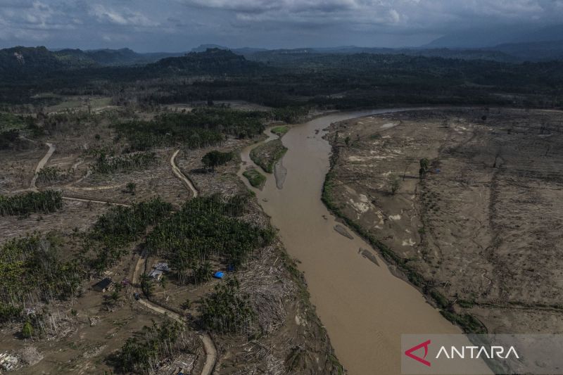 Warga Banjir Dirikan Tempat Ibadah Dari Kayu Gelondongan
