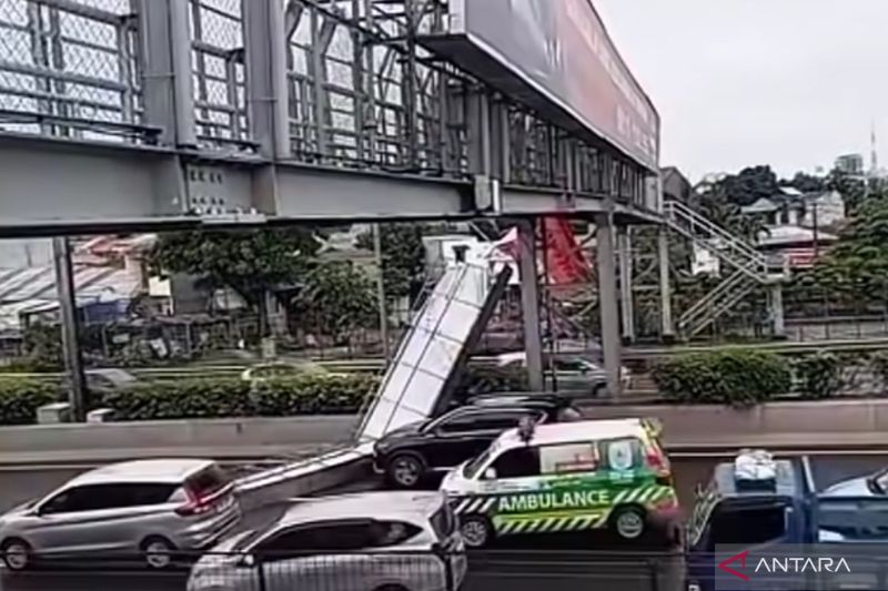 Polisi Jelaskan Penyebab Papan Reklame Roboh di JPO Kebon Jeruk