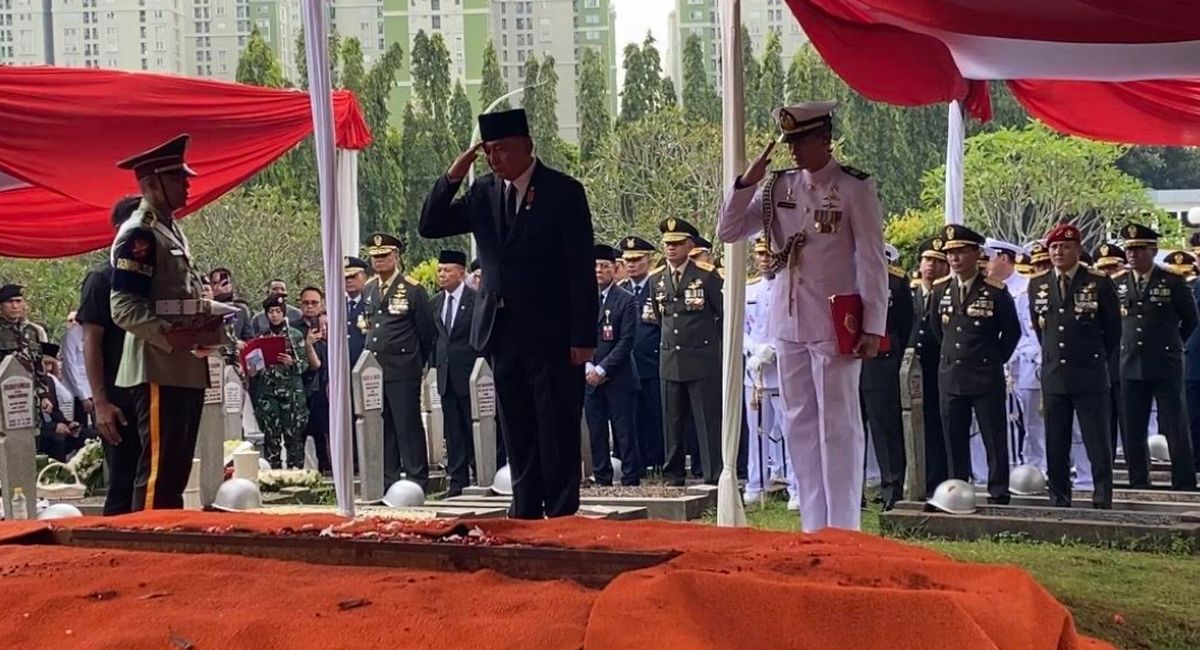 Pemakaman Juwono Sudarsono Dipimpin Menhan Sjafrie Penuh Haru
