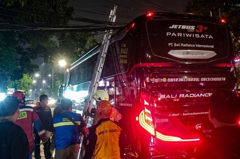 Tiang Optik di Tamansari Roboh Akibat Keropos dan Kabel Terlalu Banyak