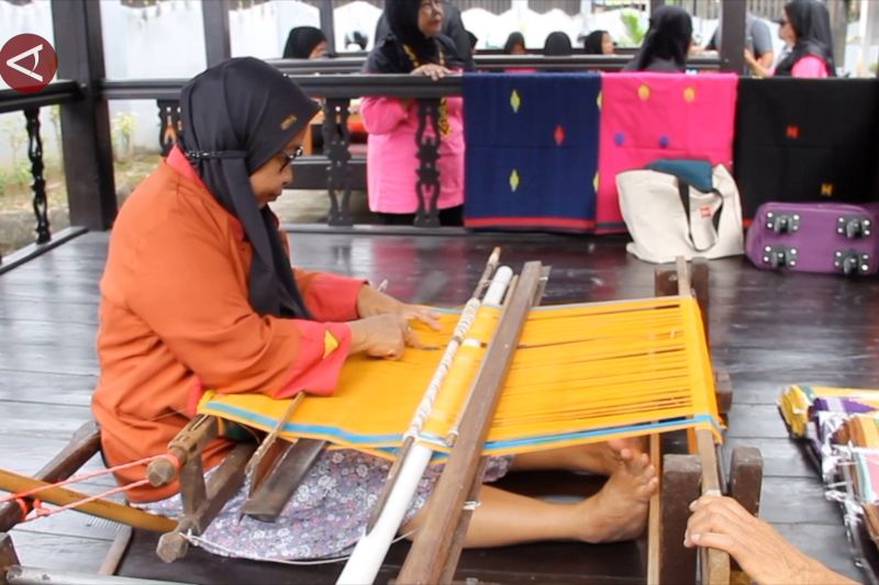 Pemprov Kaltim Dukung Regenerasi Penenun di Desa Wisata Tenun